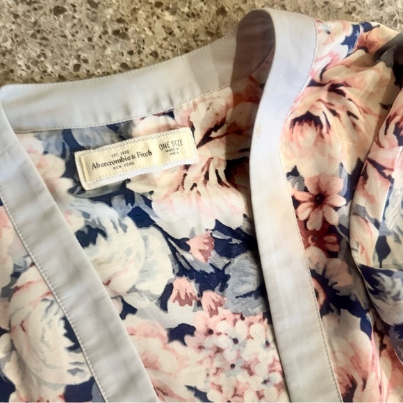 Vintage Floral Kimono with Fringe - Abercrombie & Fitch - Size OS ⭐🌺 - Picture 2 of 12